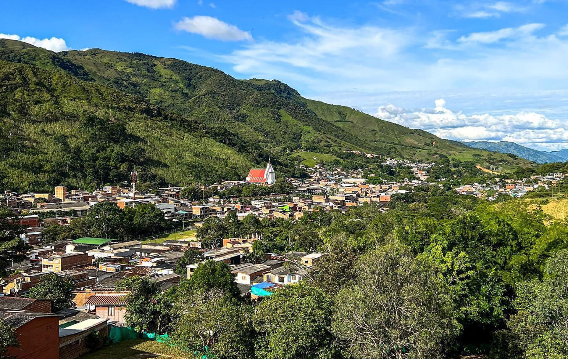 Panorámica de Cisneros, Antioquia, entre las montañas del Nordeste antioqueño